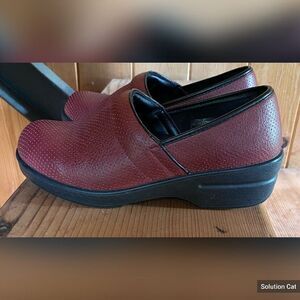 Rasolli Shoes Women’s 7 Brown Closed Clogs. NWOT